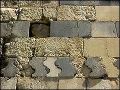 Une image contenant extrieur, brique, pierre, matriau de construction

Description gnre automatiquement
